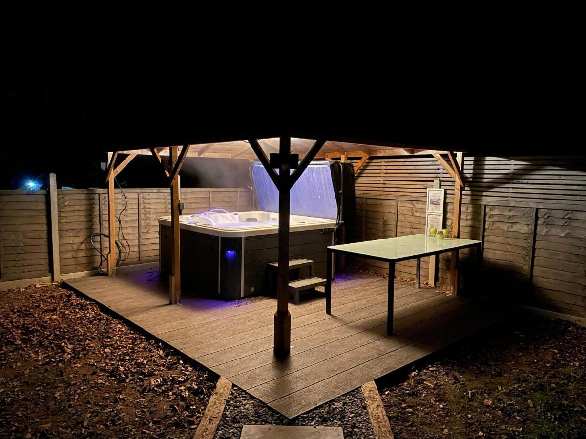 Family And Dog Friendly Luxury 3 Bed - With Hot Tub Holiday home *